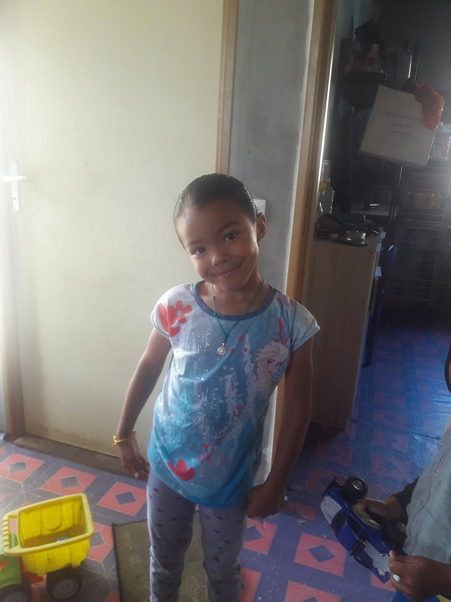 Valérie participe au concours pour gagner de l'argent avec cette photo : arm, boy, child, cool, day, fun, girl, joy, person, play, product, skin, snapshot, standing, toddler