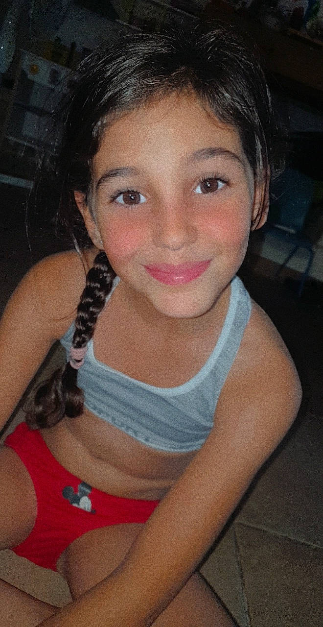 Kelya a rejoint le concours — aidez-le/la à gagner de superbes lots ! black_hair, cheek, chin, ear, eye, eyebrow, eyelash, flash_photography, forehead, gesture, hairstyle, jaw, joint, joy, lip, mouth, neck, nose, person, skin