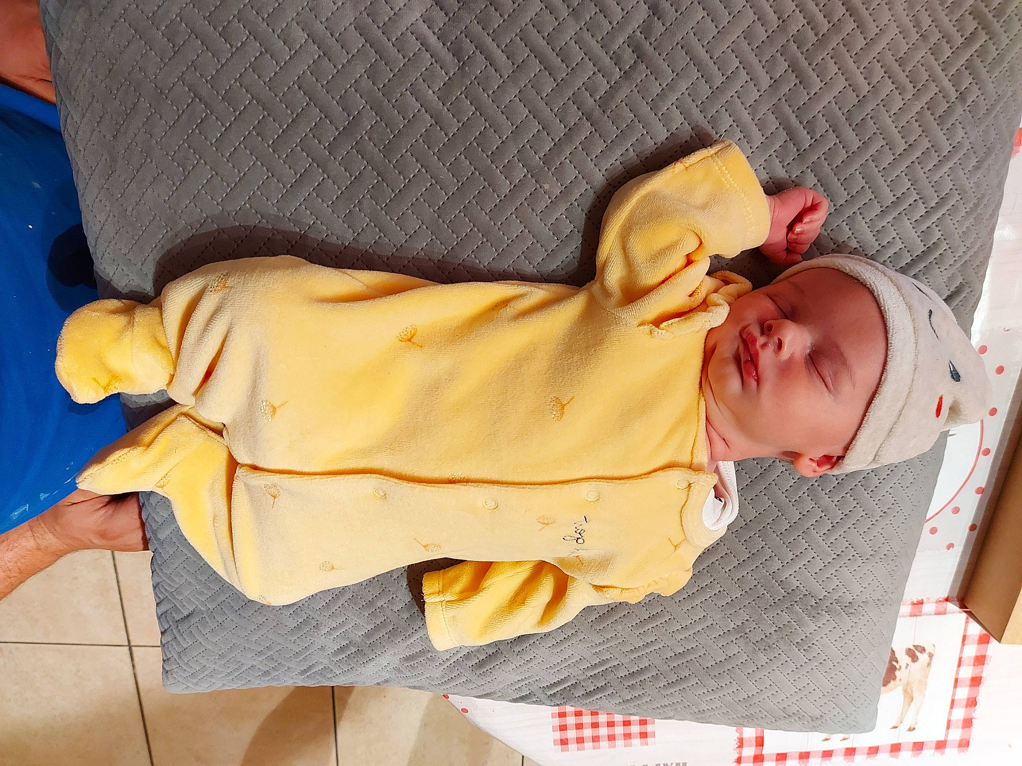 Louise participe au concours pour gagner de l'argent avec cette photo : baby, baby_products, baby_safety, baby_sleeping, baby_toddler_clothing, child, collar, comfort, elbow, hat, linens, nap, orange, pattern, peach, person, sleep, sleeve, sunglasses, toddler