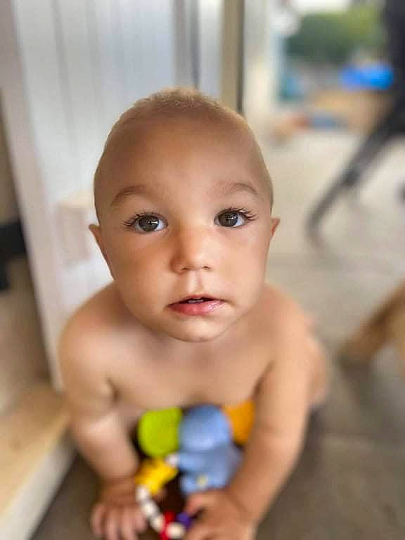 Aaron participe au concours pour gagner de l'argent avec cette photo : baby, baby_products, barechested, bathing, cheek, chest, child, eye, eyebrow, eyelash, flooring, fun, happy, lip, nail, nose, person, thumb, toddler, toy
