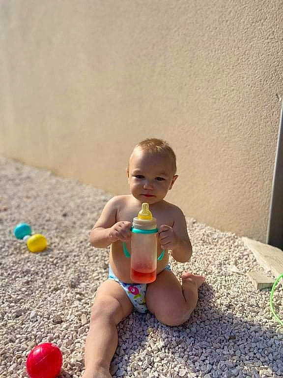 Aaron a rejoint le concours — aidez-le/la à gagner de superbes lots ! baby, ball, child, facial_expression, flooring, foot, fun, happy, human, human_leg, joint, knee, leisure, person, recreation, sitting, smile, thigh, toddler, toy