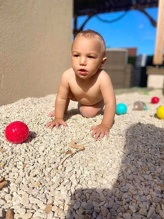 Aaron a rejoint le concours — aidez-le/la à gagner de superbes lots ! baby, carmine, chest, child, finger, floor, flooring, foot, fun, happy, human, human_body, pebble, person, product, sky, smile, soil, thumb, toddler