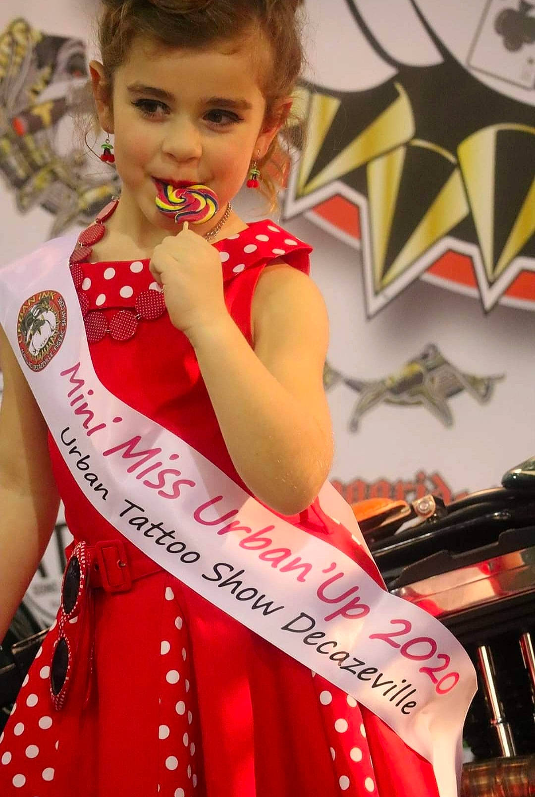 Gaëlle participe au concours pour gagner de l'argent avec cette photo : child, dress, entertainment, event, eyelash, fashion, fashion_design, fun, hair, hairstyle, happy, human, jewellery, logo, person, photograph, red, sash, skin, toddler