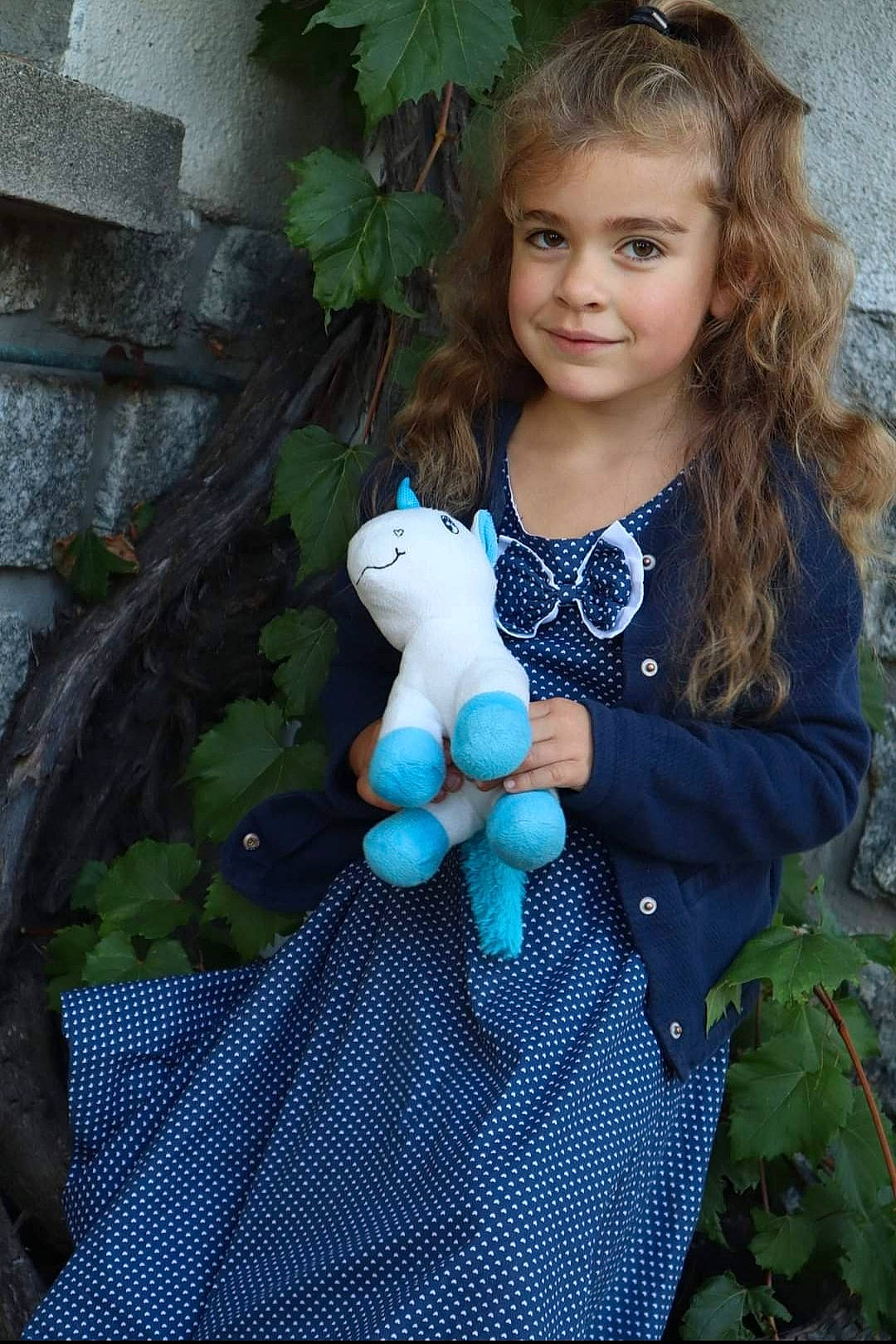 Gaëlle a rejoint le concours — aidez-le/la à gagner de superbes lots ! baby_toddler_clothing, child, denim, electric_blue, face, facial_expression, grass, hairstyle, hand, happy, iris, joy, leaf, pattern, person, plant, plush, sleeve, smile, stuffed_toy