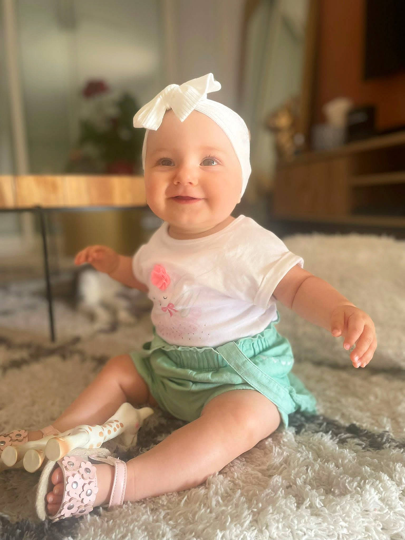 Anna participe au concours pour gagner de l'argent avec cette photo : baby, baby_toddler_clothing, child, face, fashion_accessory, foot, fun, grass, happy, hat, headwear, human_leg, joy, peach, person, sandal, sitting, skin, sleeve, smile