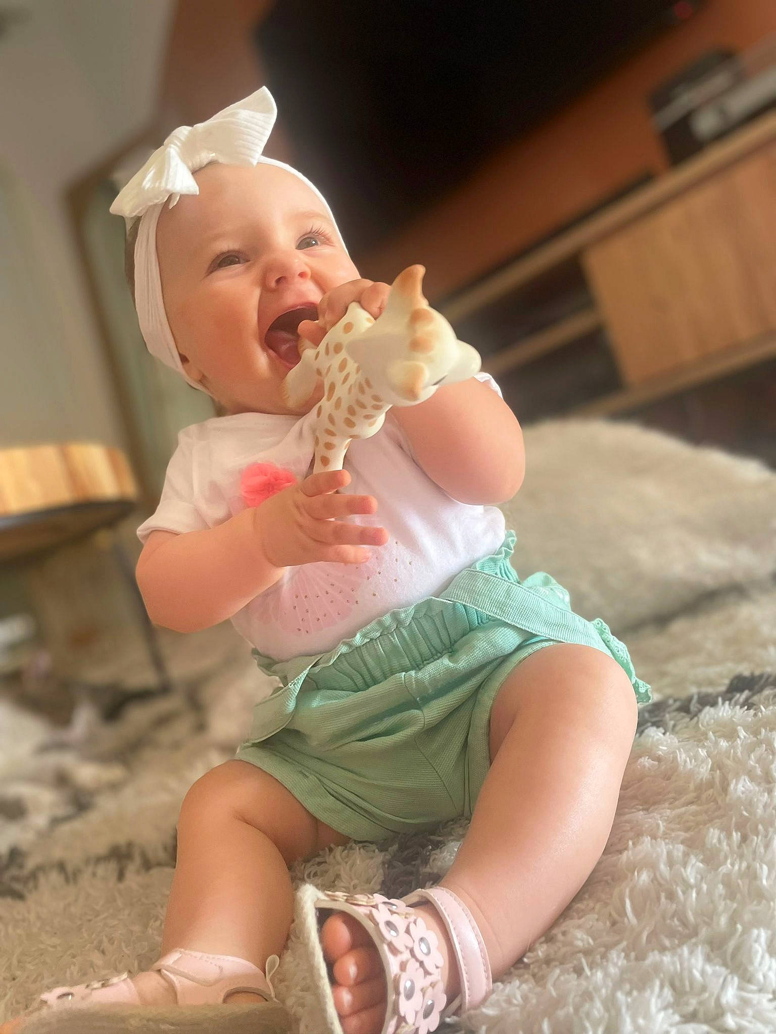 Anna a rejoint le concours — aidez-le/la à gagner de superbes lots ! baby, baby_toddler_clothing, child, event, facial_expression, flash_photography, foot, fun, gesture, grass, happy, hat, human_leg, person, pink, sitting, skin, smile, sock, thigh