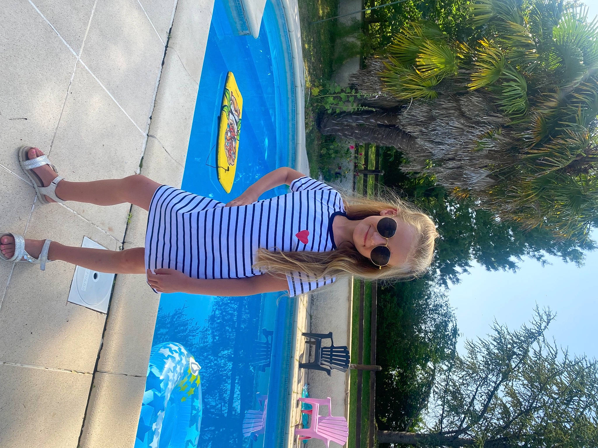 Ellya participe au concours pour gagner de l'argent avec cette photo : arecales, azure, blue, electric_blue, eyewear, fun, green, human_leg, joy, leisure, light, person, plant, pole, recreation, sky, summer, travel, tree, vacation