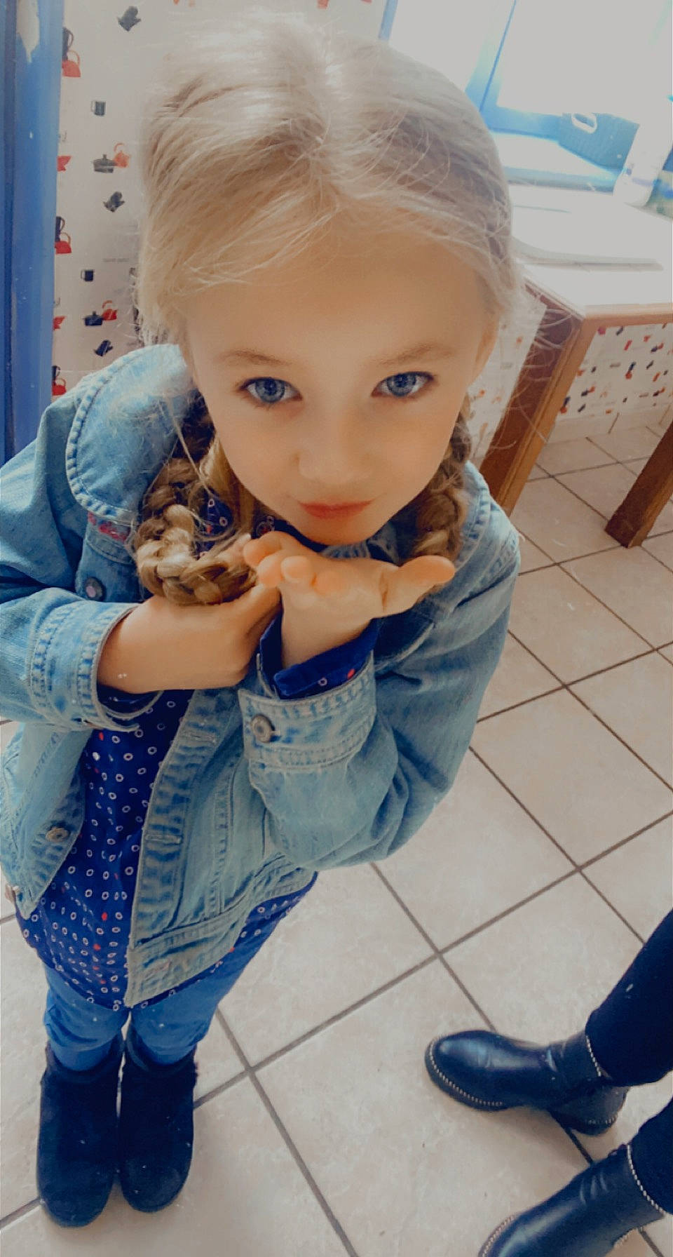 Ellya a rejoint le concours — aidez-le/la à gagner de superbes lots ! blue, cheek, eye, face, facial_expression, fashion, hair, hairstyle, hand, head, human_body, joint, leg, nose, organ, person, photograph, shoe, shoulder, skin