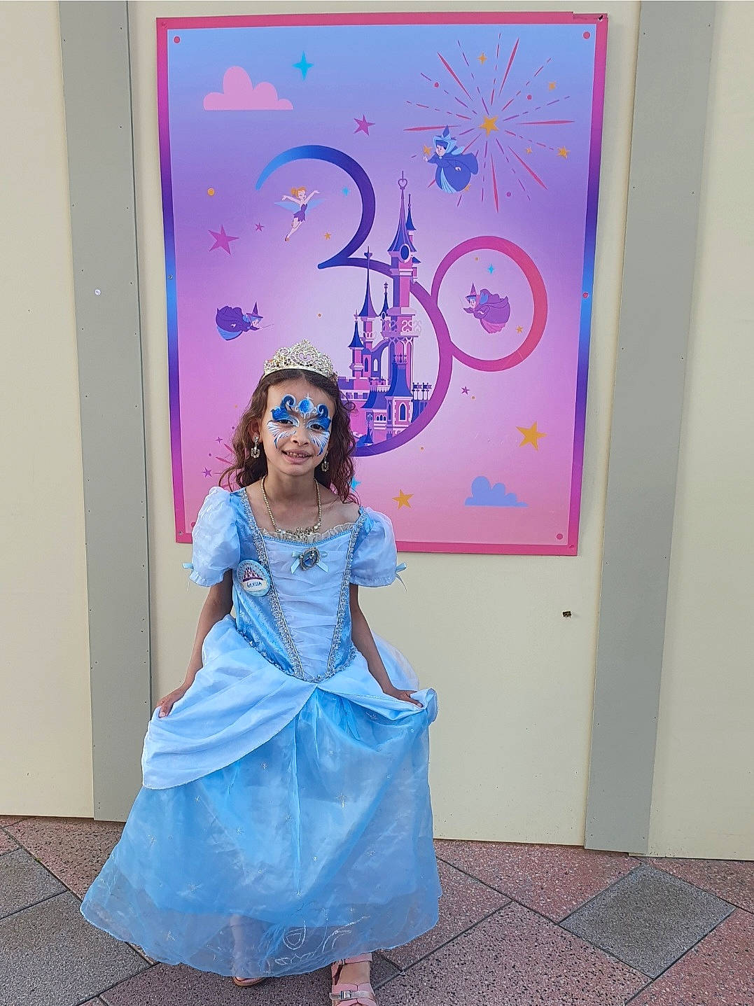 Elyssa a rejoint le concours — aidez-le/la à gagner de superbes lots ! art, azure, beauty, costume, costume_design, dress, electric_blue, entertainment, event, fashion_design, flooring, formal_wear, fun, gown, happy, haute_couture, joy, magenta, person, pink