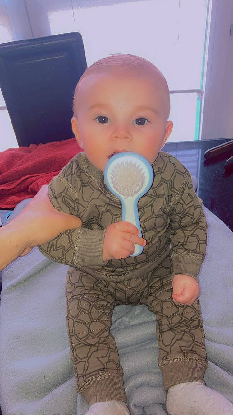 Kenzo participe au concours pour gagner de l'argent avec cette photo : audio_equipment, baby, baby_playing_with_toys, baby_products, baby_toddler_clothing, baby_toys, child, drinking, drinkware, finger, hairstyle, head, linens, nail, pattern, person, play, t_shirt, thumb, toddler