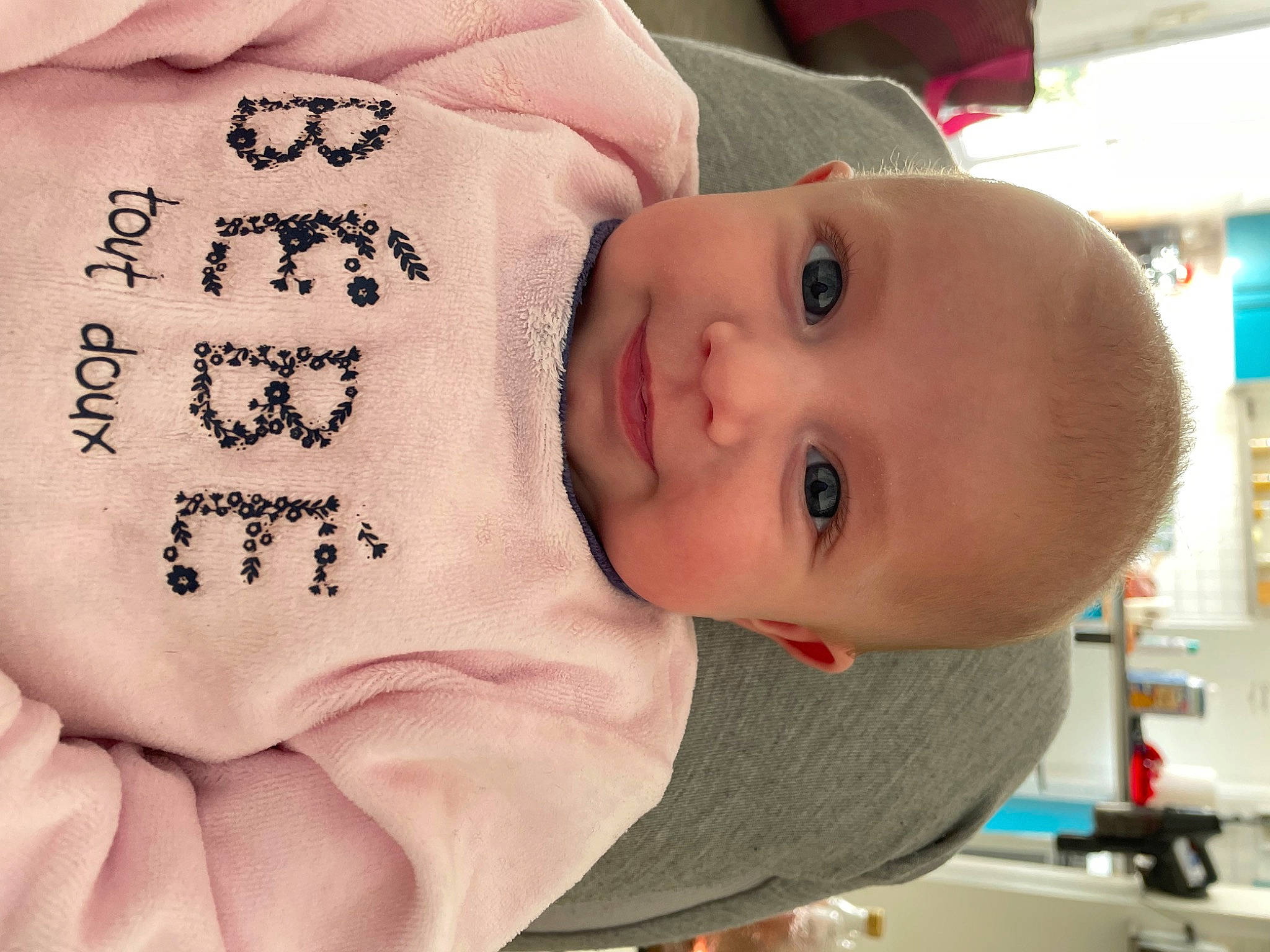 Giuseppa a rejoint le concours — aidez-le/la à gagner de superbes lots ! baby, baby_toddler_clothing, cheek, child, chin, clothing, eyelash, facial_expression, font, happy, head, lip, nose, pattern, person, product, skin, sleeve, smile, toddler