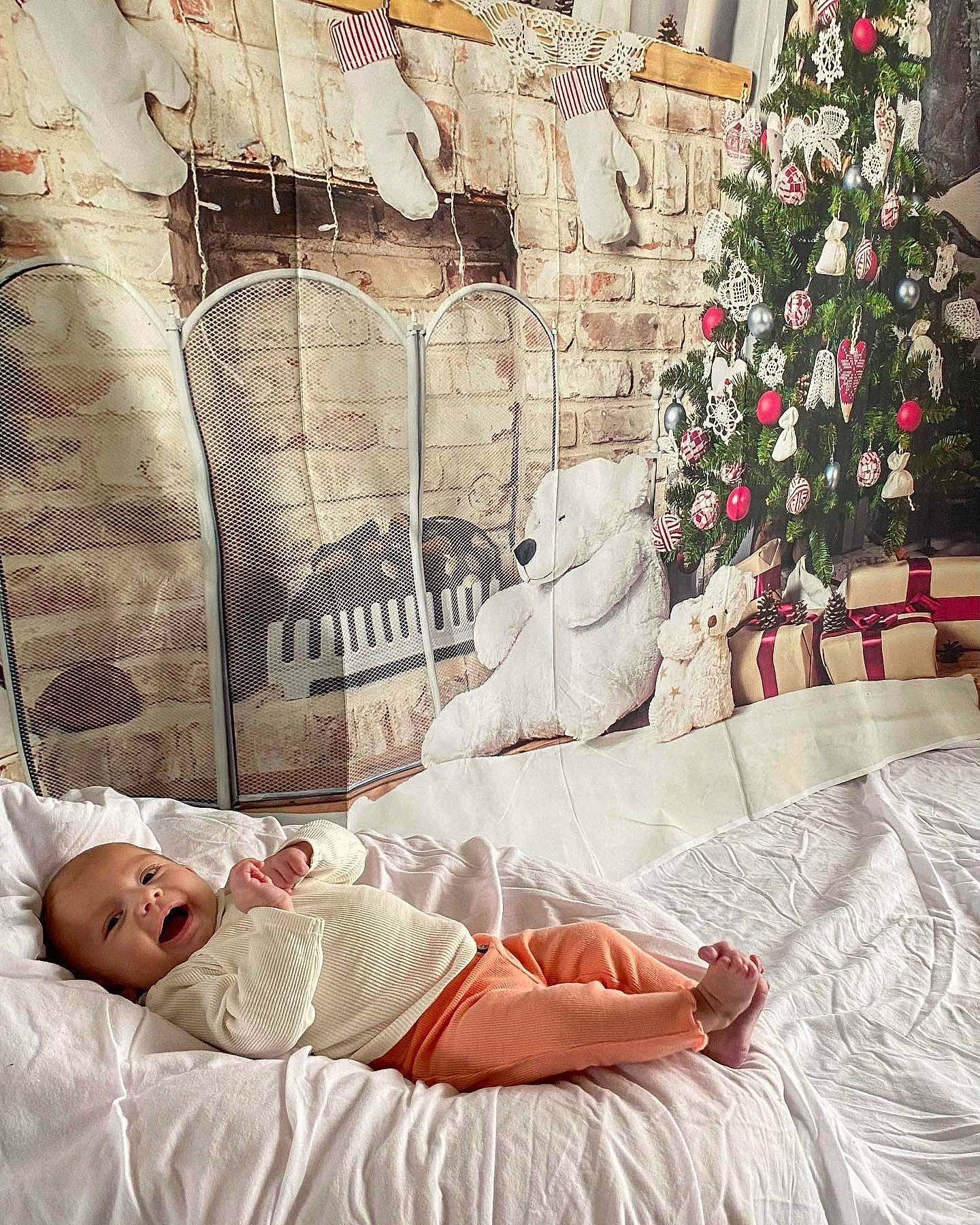 Giuseppa a rejoint le concours — aidez-le/la à gagner de superbes lots ! baby, bedding, comfort, flooring, floral_design, flower, flower_arranging, furniture, linens, living_room, peach, person, petal, plant, room, rose, sitting, textile, throw_pillow, toddler