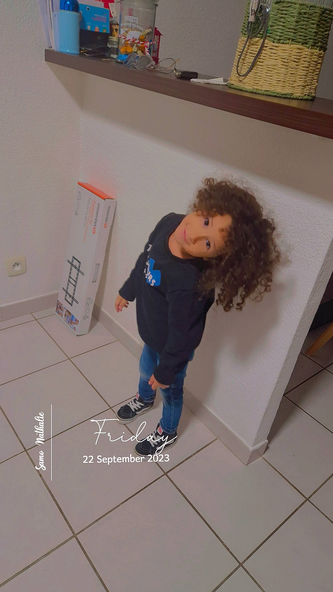 Hamza participe au concours pour gagner de l'argent avec cette photo : art, child, drawing, floor, flooring, fun, illustration, person, picture_frame, play, room, shelf, space, standing, tile, toddler, visual_arts, wood