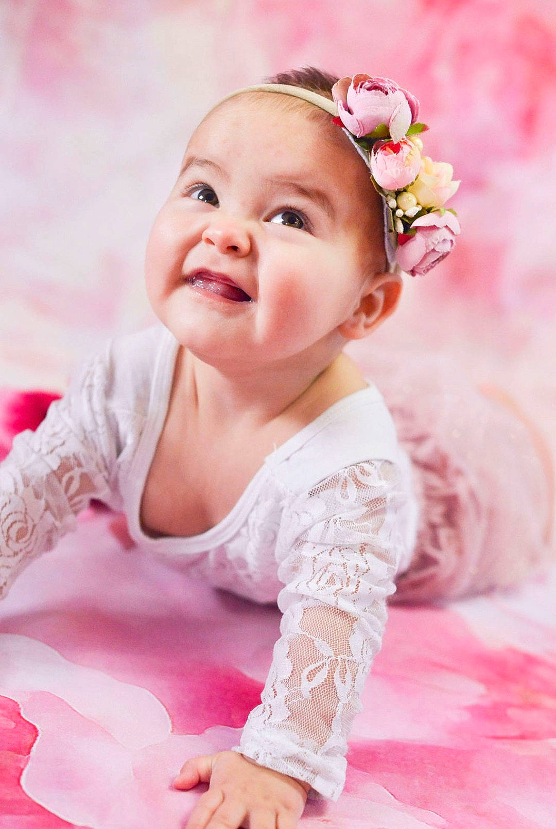 Leïla participe au concours pour gagner de l'argent avec cette photo : baby, baby_toddler_clothing, child, embellishment, fashion_accessory, flash_photography, hair_accessory, happy, headband, headpiece, jewellery, magenta, pattern, peach, person, pink, sitting, sleeve, smile, textile