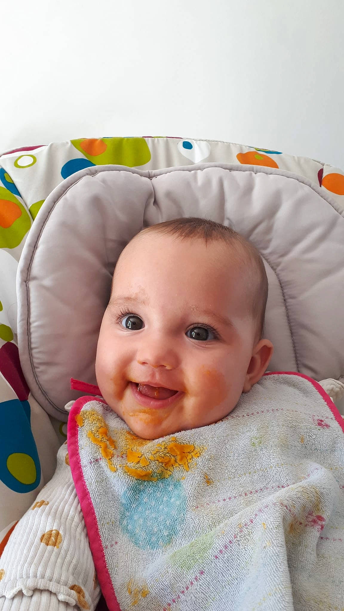 Romy a rejoint le concours — aidez-le/la à gagner de superbes lots ! baby, baby_products, baby_toddler_clothing, cheek, child, comfort, event, facial_expression, happy, head, iris, joy, linens, outerwear, person, sitting, skin, sleeve, smile, textile