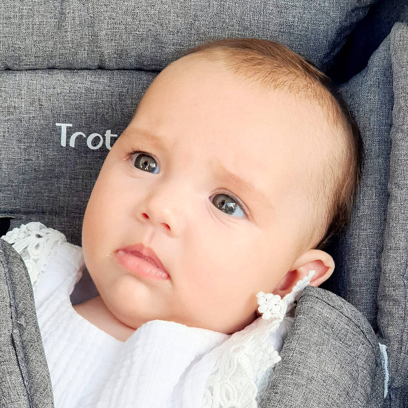 Romy participe au concours pour gagner de l'argent avec cette photo : baby, baby_toddler_clothing, beauty, cheek, chin, collar, comfort, cool, eyebrow, eyelash, face, happy, lip, nose, outerwear, person, photograph, skin, sleeve, toddler