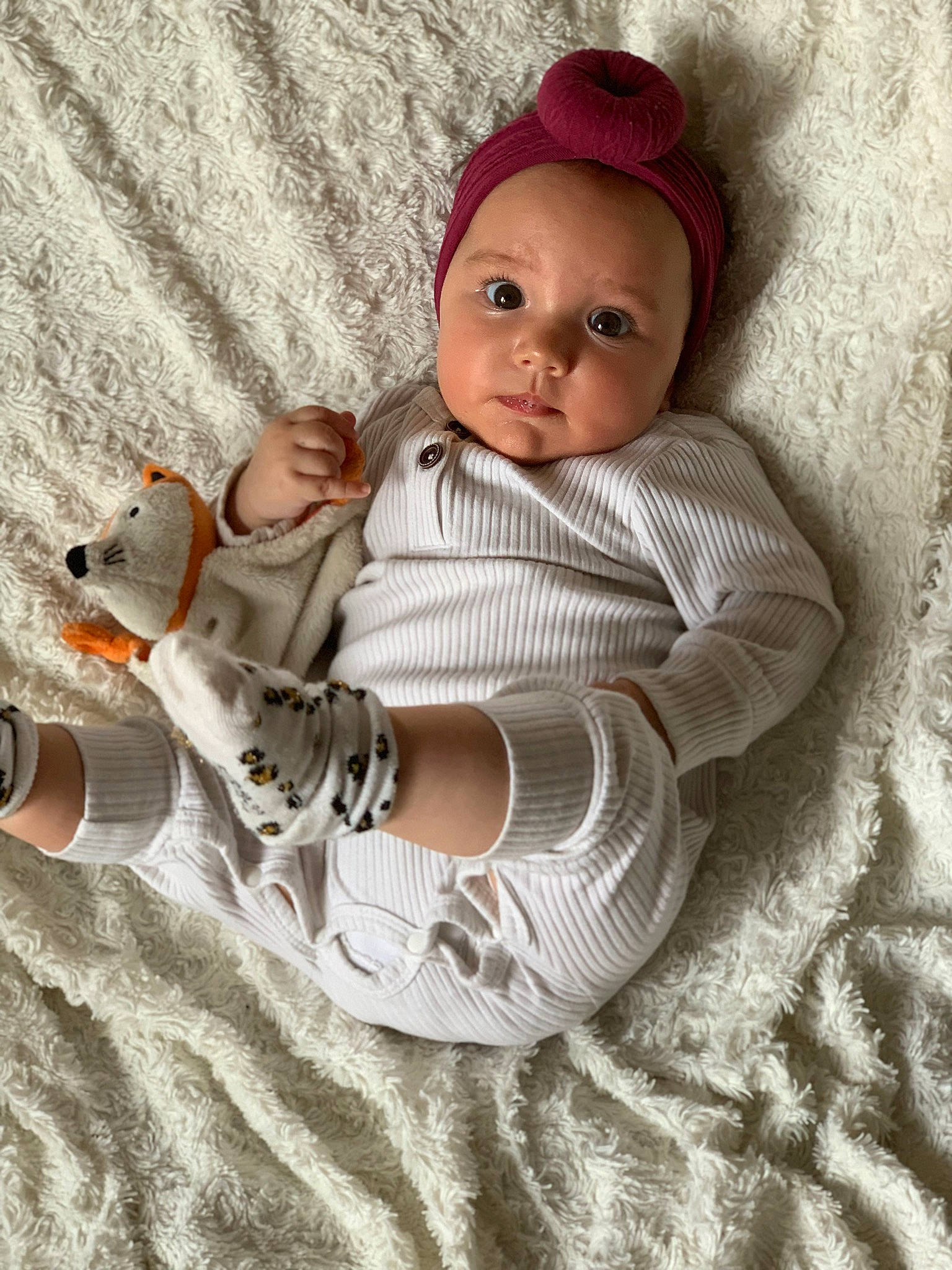 Romy participe au concours pour gagner de l'argent avec cette photo : art, baby, baby_toddler_clothing, cap, child, comfort, doll, eye, flooring, fur, glove, linens, pattern, person, sitting, skin, sleeve, toddler, toy, wood