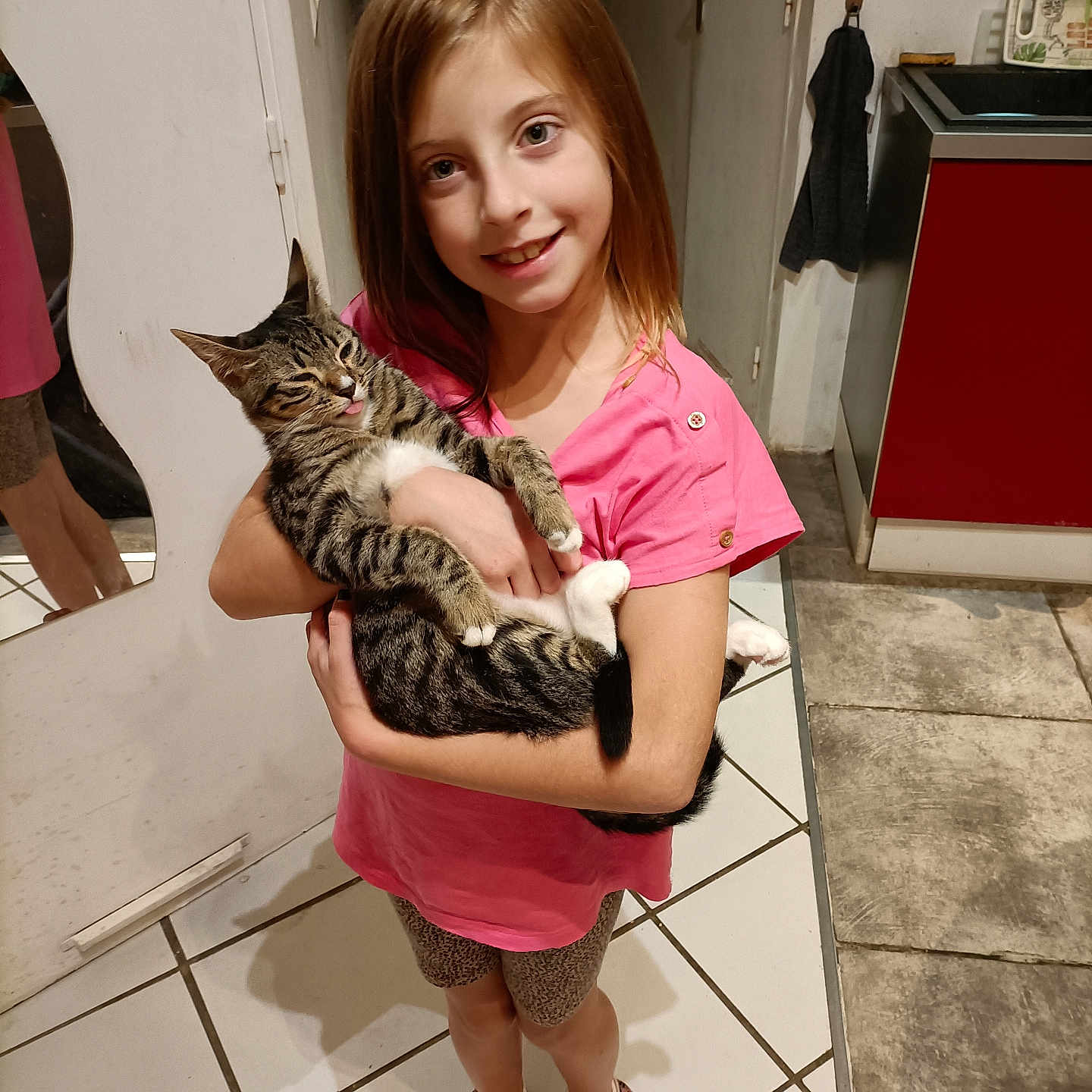 Victoire participe au concours pour gagner de l'argent avec cette photo : abyssinian, animal, cat, child, clothing, dress, face, female, footwear, girl, hardwood, head, highheel, kitten, manx, person, pet, sandal, shoe, sink