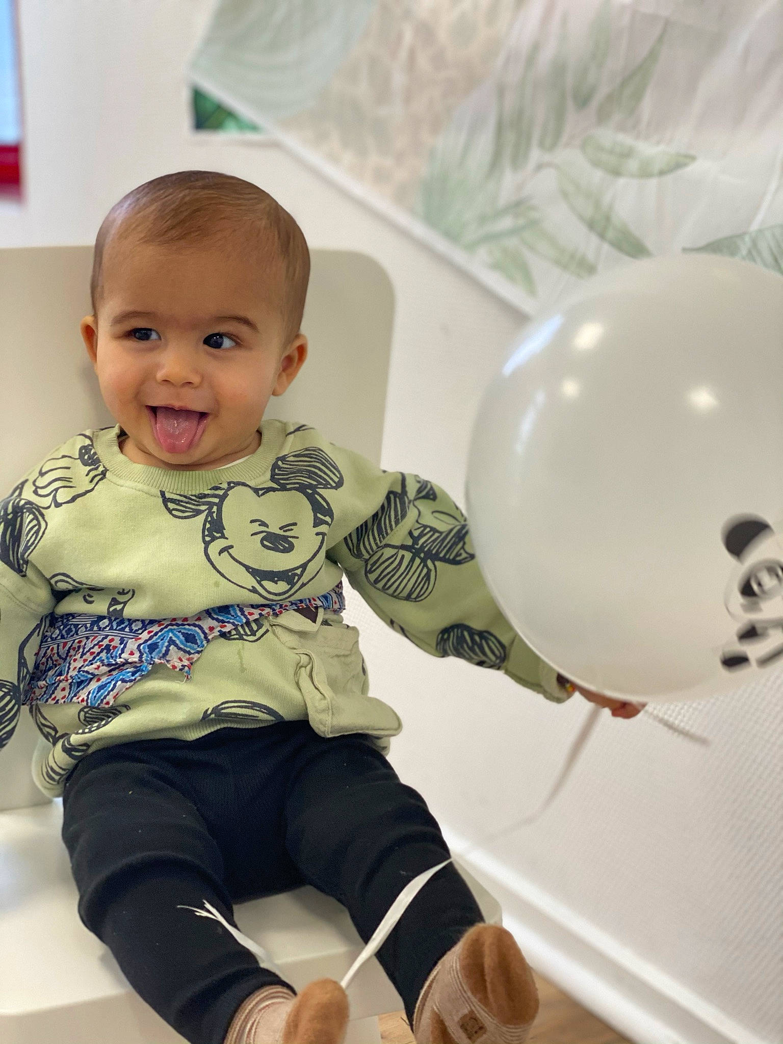 Pharell a rejoint le concours — aidez-le/la à gagner de superbes lots ! baby, baby_toddler_clothing, balloon, child, comfort, finger, fun, hairstyle, happy, joint, knee, leg, person, sleeve, smile, sock, standing, t_shirt, thigh, toddler