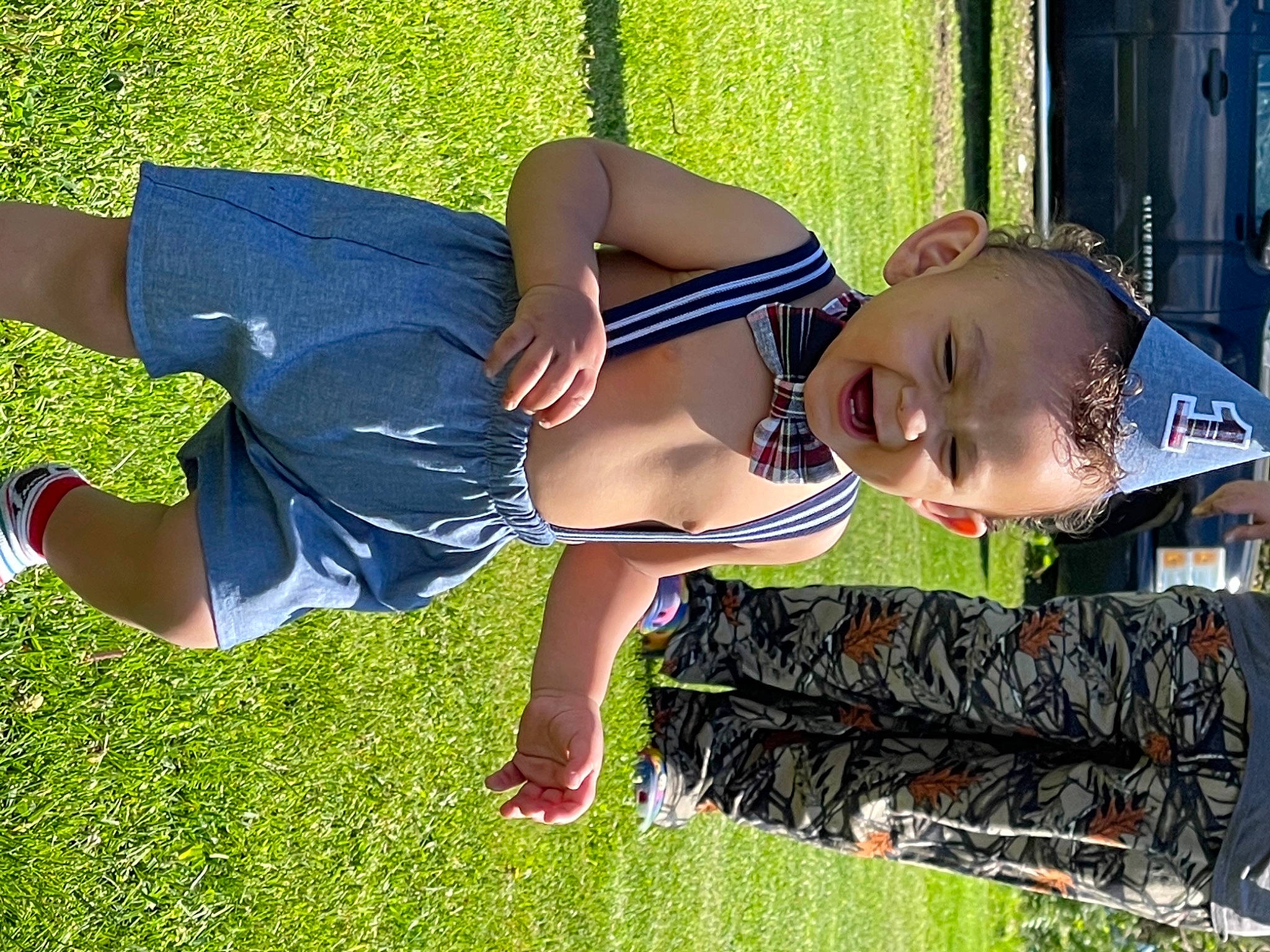 Kendryck is registered to the contest to win money with this photo: black_hair, cool, electric_blue, eyewear, fun, glasses, grass, happy, hat, human_body, joint, knee, leg, leisure, people_in_nature, person, sneakers, sunglasses, textile, thigh