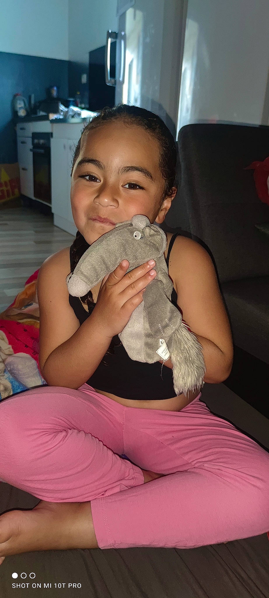 Maiana participe au concours pour gagner de l'argent avec cette photo : abdomen, cabinetry, comfort, elbow, eye, finger, fun, head, human_leg, joint, lap, leg, long_hair, nail, neck, person, skin, smile, thigh, thumb