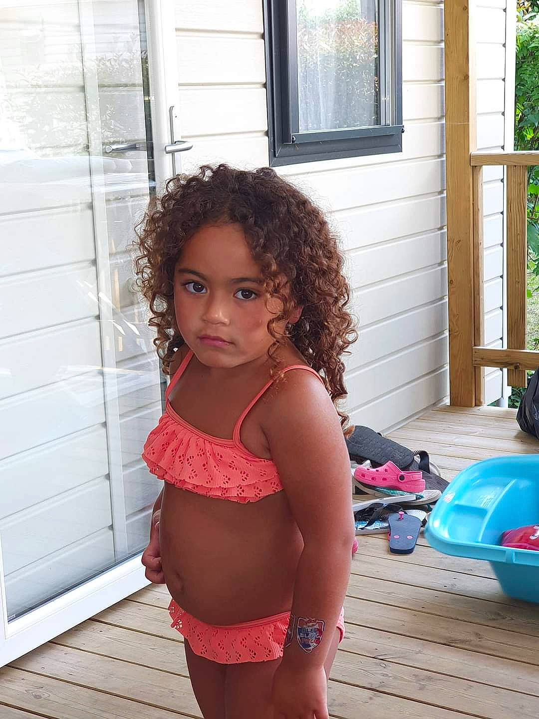 Maiana a rejoint le concours — aidez-le/la à gagner de superbes lots ! abdomen, brassiere, brown_hair, chest, floor, flooring, human_leg, leisure, lingerie, magenta, navel, person, pink, ringlet, swimwear, thigh, trunk, undergarment, waist, window