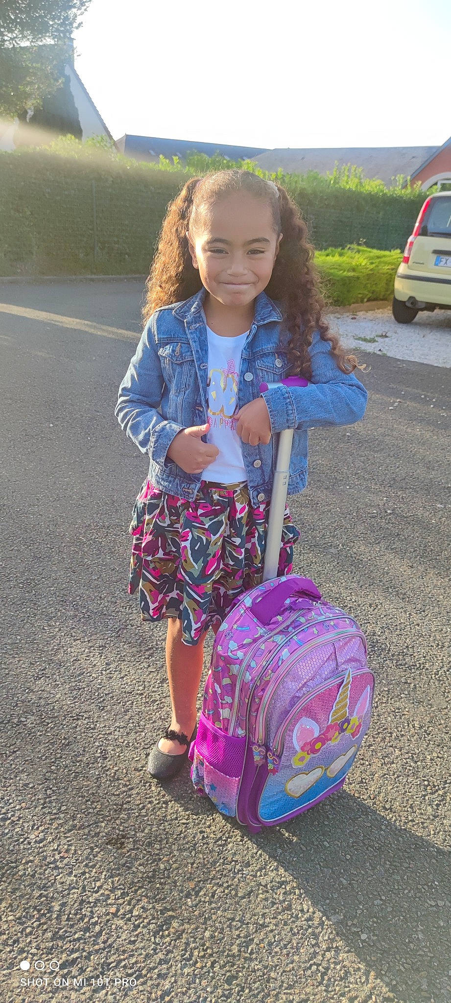 Maiana participe au concours pour gagner de l'argent avec cette photo : asphalt, automotive_tire, bag, child, electric_blue, fun, grass, joy, luggage_and_bags, magenta, pattern, person, pink, purple, recreation, shoe, smile, tartan, textile, tire