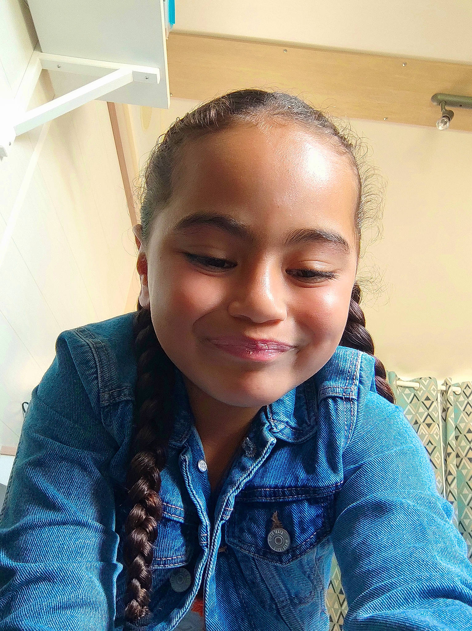 Maiana participe au concours pour gagner de l'argent avec cette photo : child, cool, crew_cut, electric_blue, eyebrow, eyelash, forehead, fun, happy, jaw, joy, neck, nose, pattern, person, portrait_photography, selfie, sitting, skin, sleeve