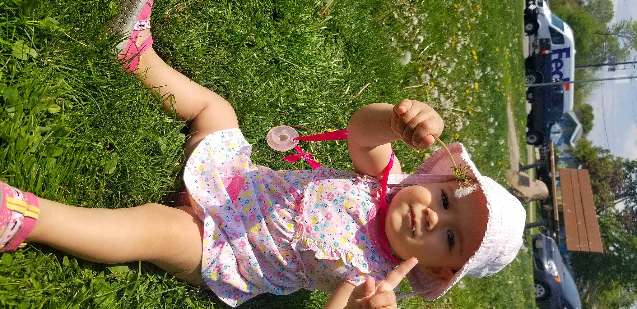 Camila a rejoint le concours — aidez-le/la à gagner de superbes lots ! barefoot, cool, facial_expression, finger, fun, gesture, grass, happy, headwear, leisure, people_in_nature, person, pink, plant, shorts, smile, summer, sunglasses, thigh, toddler