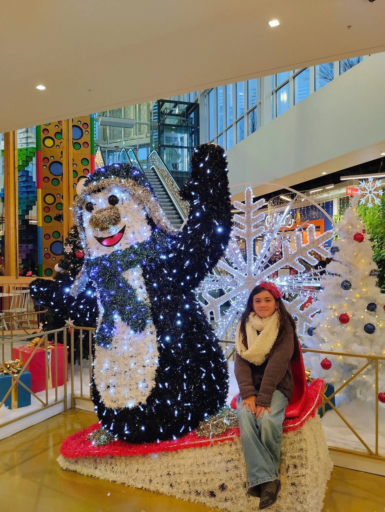 Eléonore a rejoint le concours — aidez-le/la à gagner de superbes lots ! art, artist, christmas, christmas_decoration, clown, costume, entertainment, event, fashion_design, fun, happy, hat, headwear, holiday, joy, leisure, mascot, performing_arts, person, plant