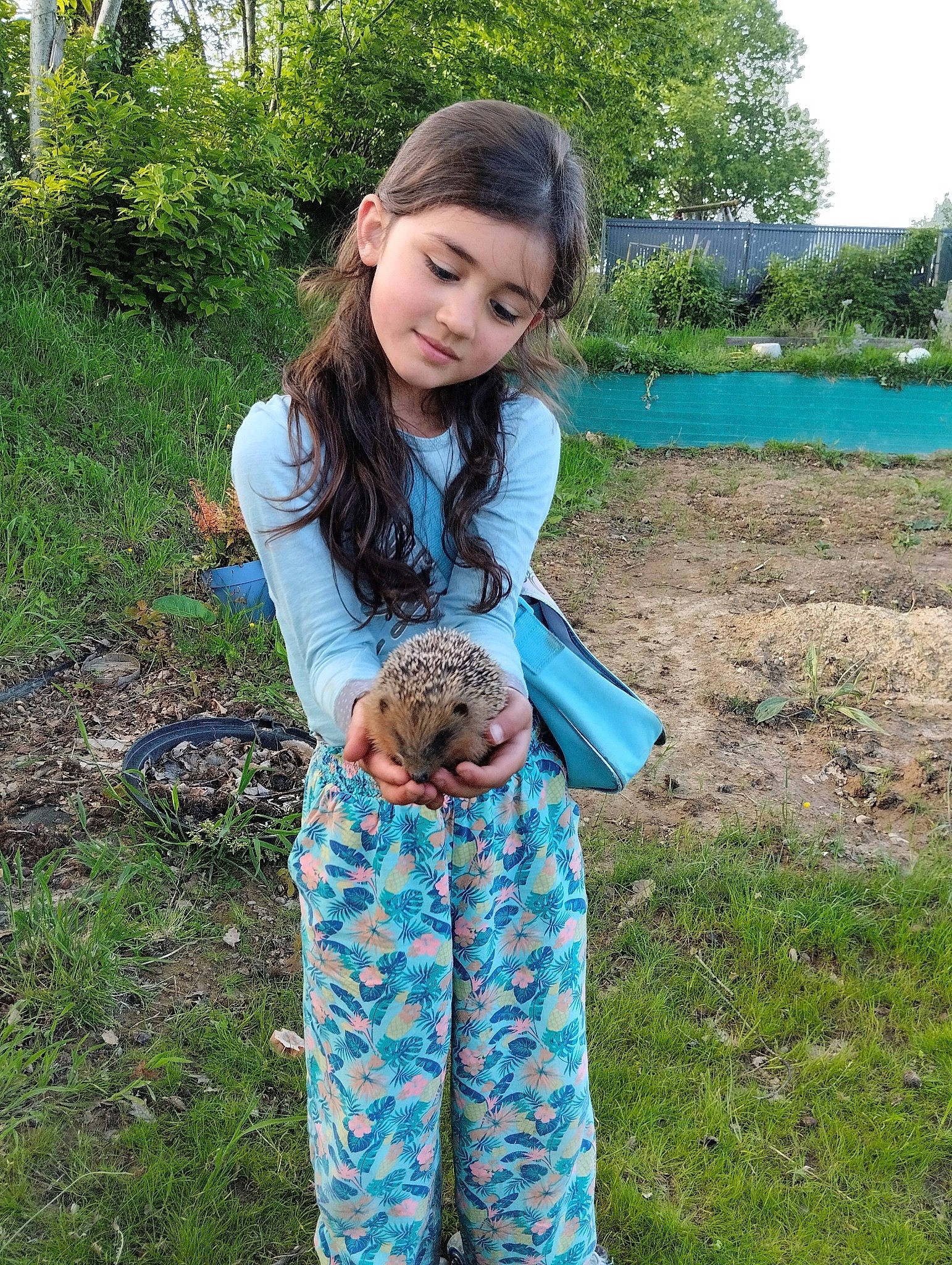 Eléonore participe au concours pour gagner de l'argent avec cette photo : baby_toddler_clothing, child, denim, electric_blue, fur, grass, grass_family, grassland, happy, pattern, people_in_nature, person, plant, portrait_photography, sleeve, smile, soil, toddler, tree, walking