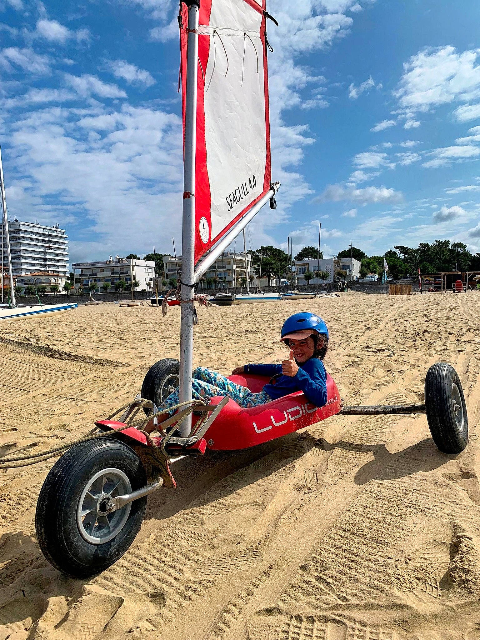 Eléonore a rejoint le concours — aidez-le/la à gagner de superbes lots ! aeolian_landform, auto_part, automotive_design, automotive_exterior, automotive_tire, automotive_wheel_system, cloud, headwear, helmet, joy, landscape, motor_vehicle, motorcycling, motorsport, person, recreation, sky, sports, sports_equipment, tire