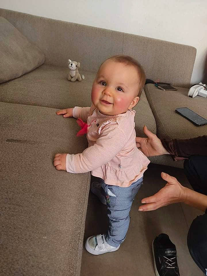 Clarys participe au concours pour gagner de l'argent avec cette photo : arm, baby, baby_toddler_clothing, comfort, couch, eye, floor, flooring, gesture, head, joint, joy, knee, leg, person, skin, sleeve, smile, sneakers, toddler