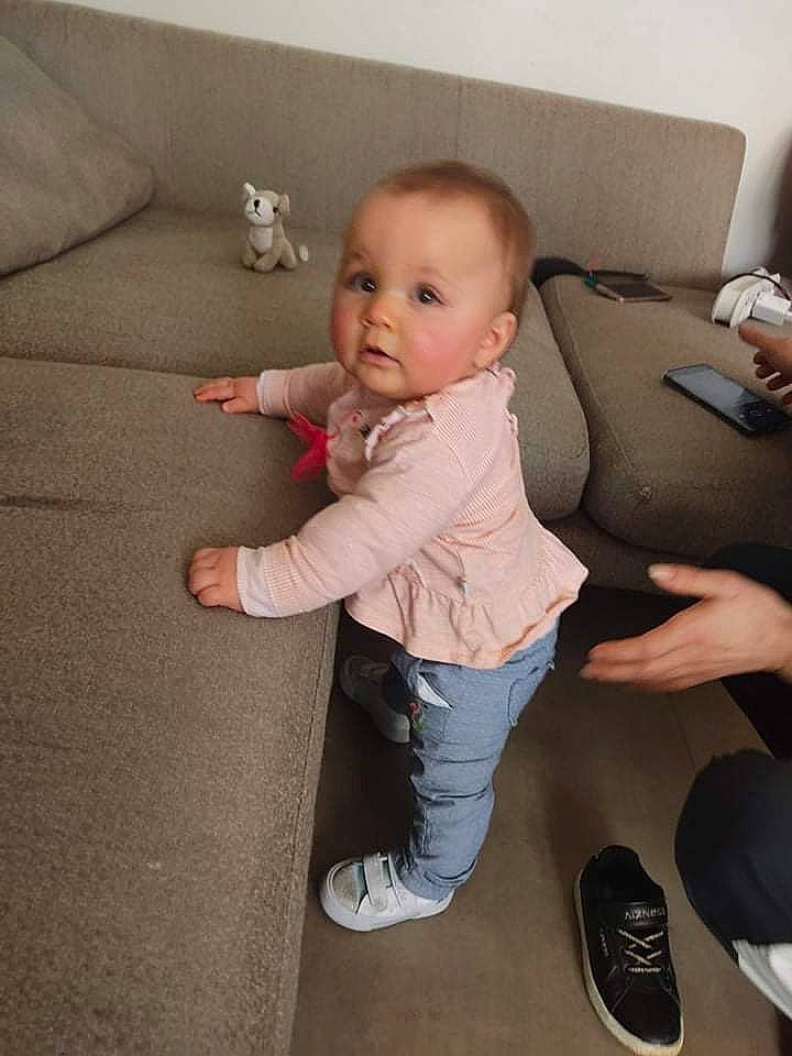 Clarys a rejoint le concours — aidez-le/la à gagner de superbes lots ! baby, baby_toddler_clothing, cheek, comfort, couch, facial_expression, finger, floor, flooring, hardwood, joint, knee, leg, person, skin, sleeve, sock, standing, toddler, walking_shoe