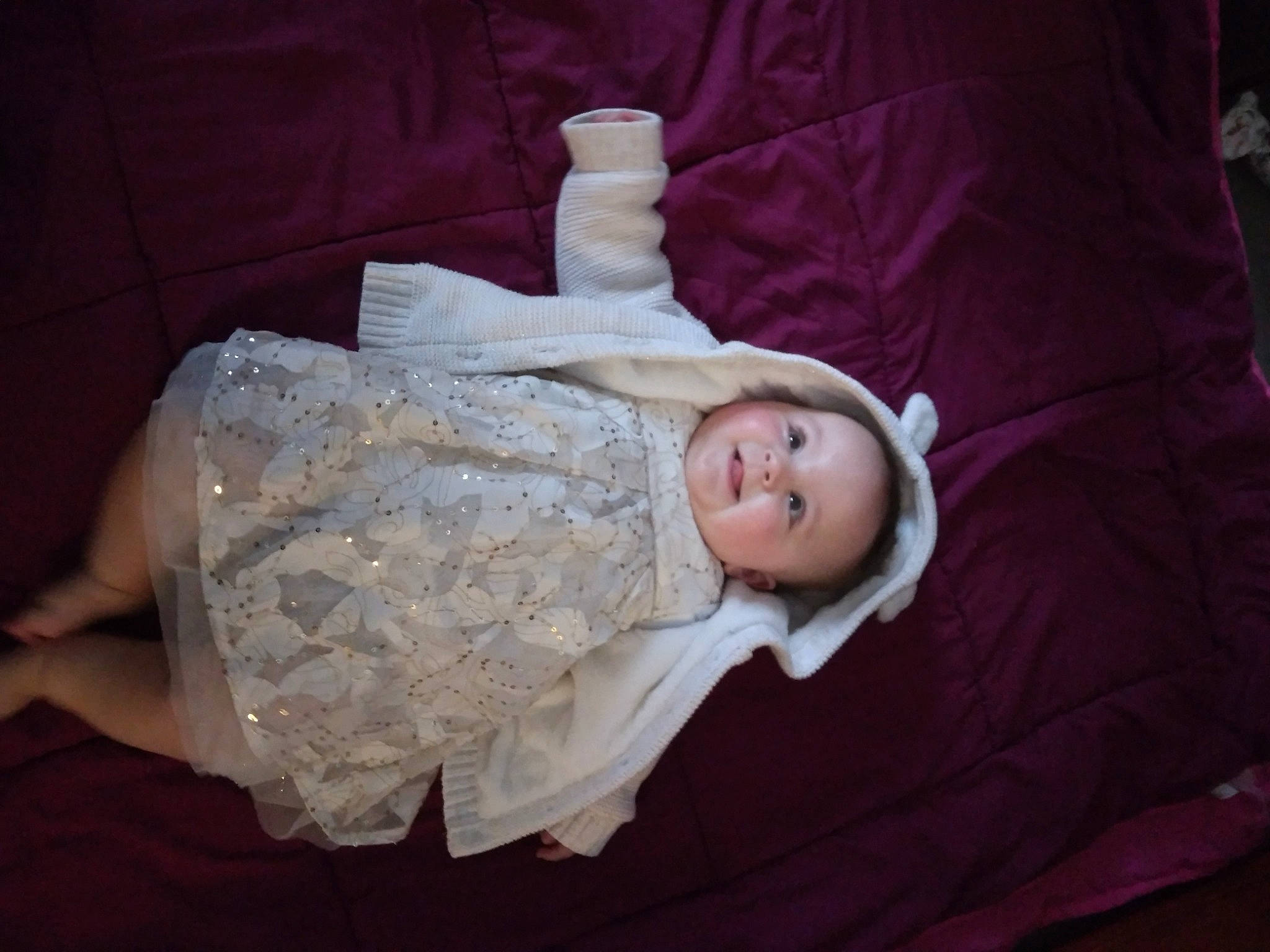 Clarys a rejoint le concours — aidez-le/la à gagner de superbes lots ! baby, baby_products, baby_toddler_clothing, cheek, child, comfort, couch, eye, finger, flash_photography, grass, head, headgear, human_body, joy, leg, linens, person, sitting, skin