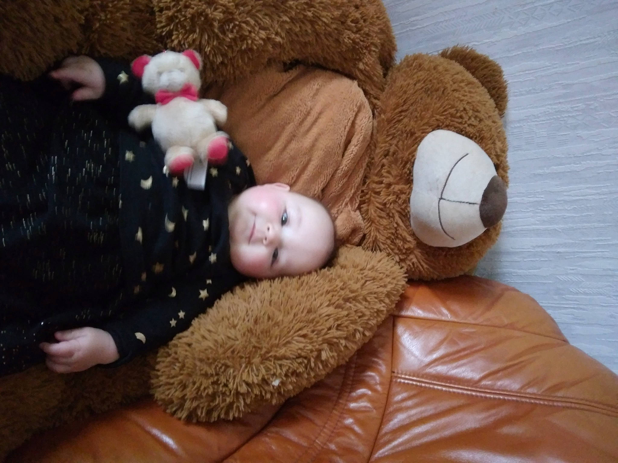 Clarys participe au concours pour gagner de l'argent avec cette photo : baby_toys, bed, bedding, child, comfort, couch, doll, fawn, fur, human_body, linens, pattern, person, plush, room, stuffed_toy, teddy_bear, textile, toy, wood