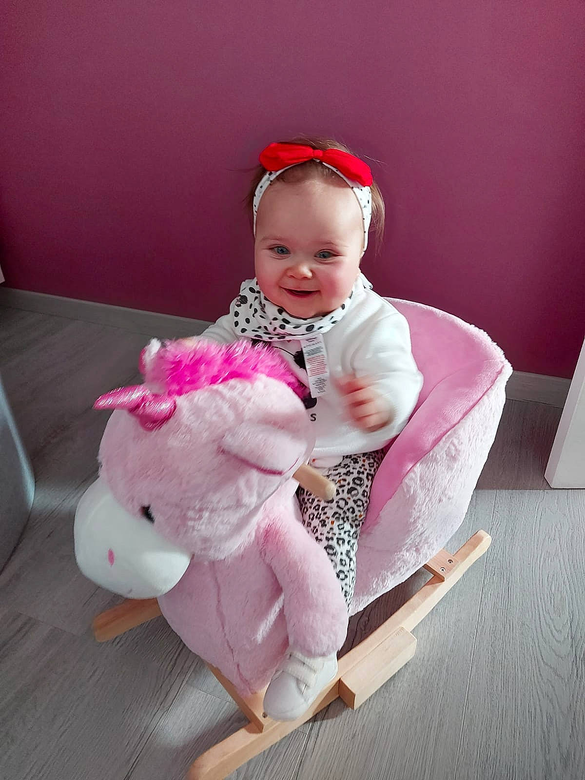 Mélyna participe au concours pour gagner de l'argent avec cette photo : baby, baby_products, baby_toddler_clothing, cheek, child, comfort, fashion_accessory, foot, fun, fur, happy, head, joy, lap, magenta, person, pink, room, sitting, smile