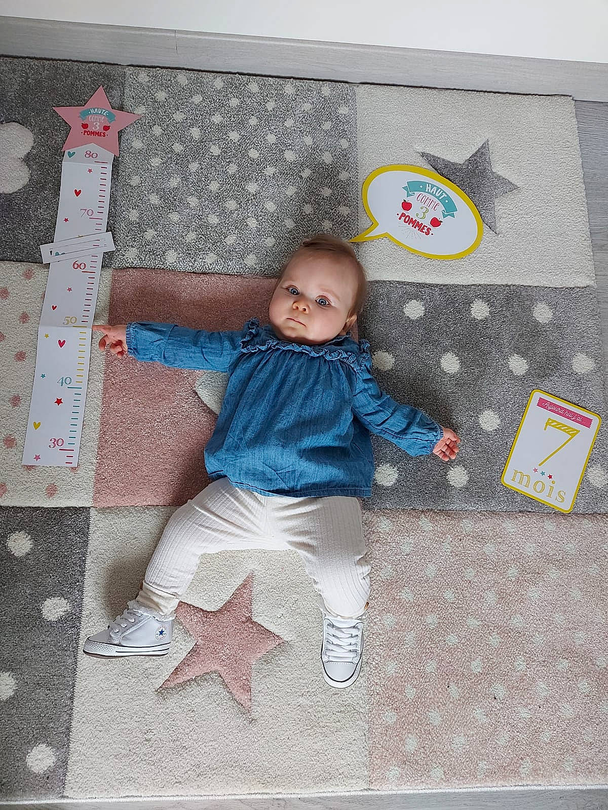Mélyna participe au concours pour gagner de l'argent avec cette photo : baby, baby_toddler_clothing, baby_toys, child, comfort, couch, craft, floor, flooring, grey, linens, pattern, person, play, product, room, sitting, stuffed_toy, t_shirt, textile