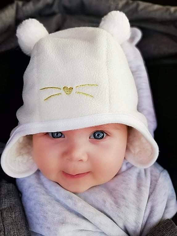 Mélyna participe au concours pour gagner de l'argent avec cette photo : baby, baby_toddler_clothing, beige, cap, child, chin, costume_hat, face, fashion_accessory, happy, hat, headgear, headwear, lip, person, photograph, product, skin, sleeve, sun_hat