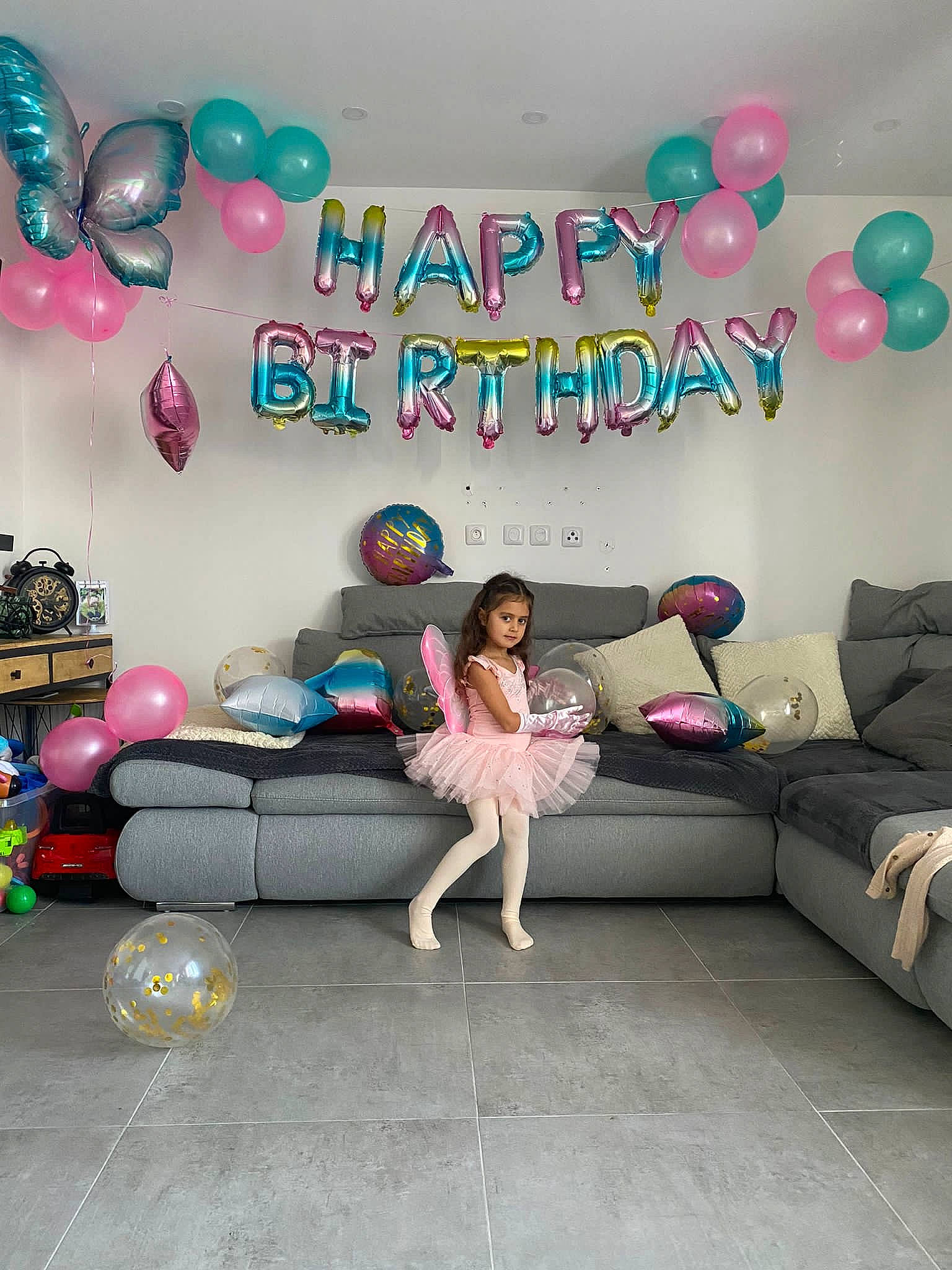 Eva participe au concours pour gagner de l'argent avec cette photo : balloon, beauty, comfort, couch, event, font, fun, furniture, happy, leisure, living_room, magenta, person, pink, purple, room, sitting, sofa_bed, studio_couch, thigh