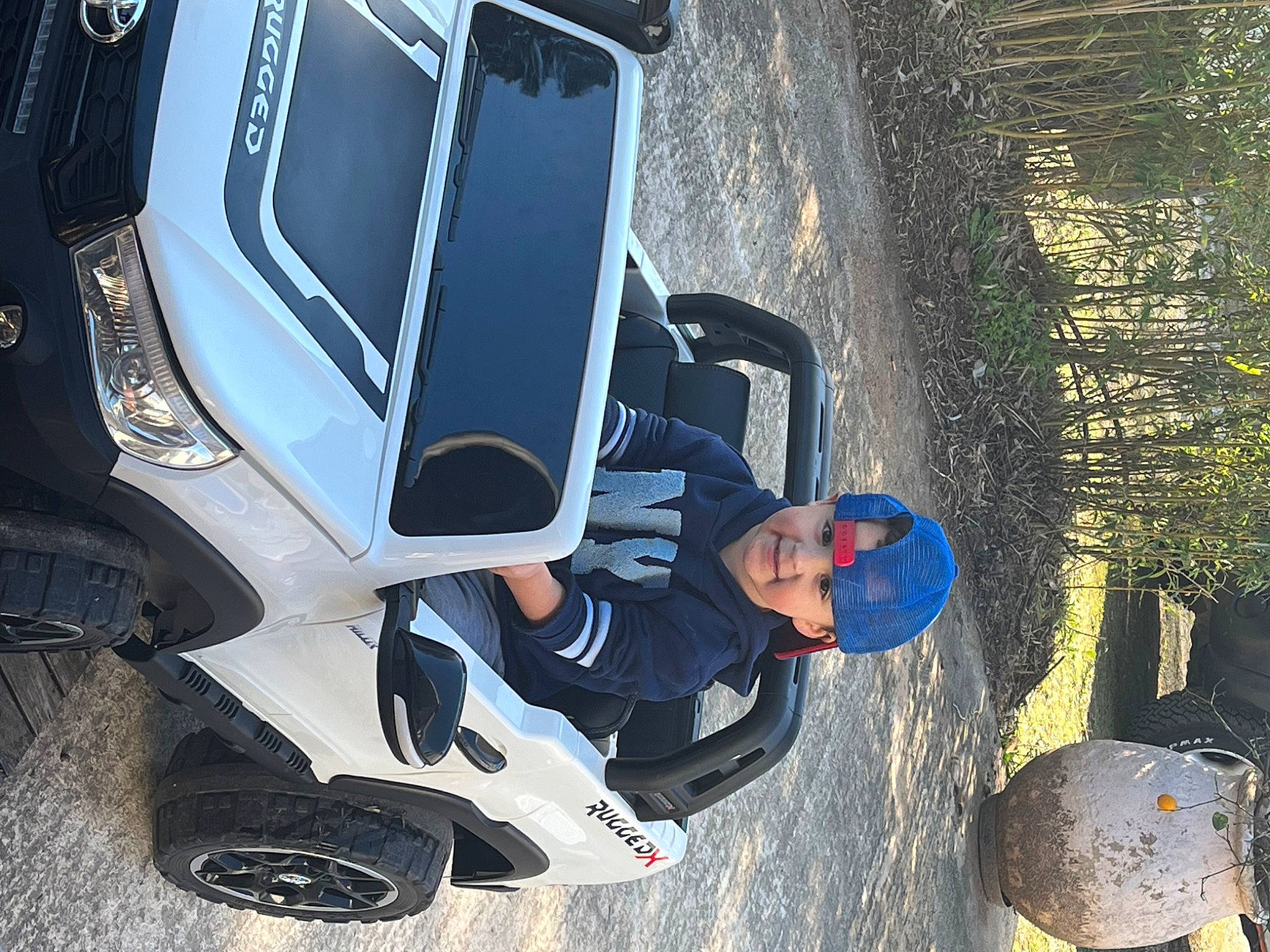 Alessio a rejoint le concours — aidez-le/la à gagner de superbes lots ! automotive_design, automotive_exterior, automotive_lighting, automotive_tire, automotive_wheel_system, bumper, car, fender, headwear, helmet, hood, joy, motor_vehicle, person, personal_protective_equipment, plant, rim, sports_gear, tire, tree