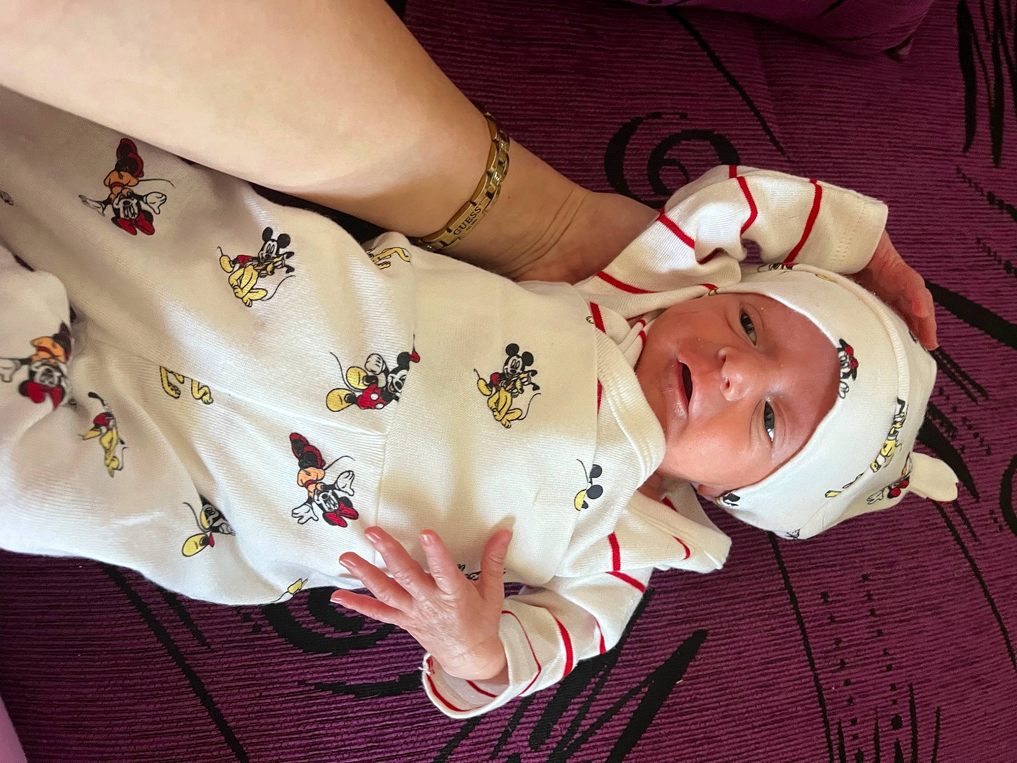 Tiago participe au concours pour gagner de l'argent avec cette photo : arm, baby, baby_toddler_clothing, dress, elbow, finger, gesture, hand, hat, headwear, human_body, human_leg, nail, pattern, person, product, skin, sleeve, thigh, toddler