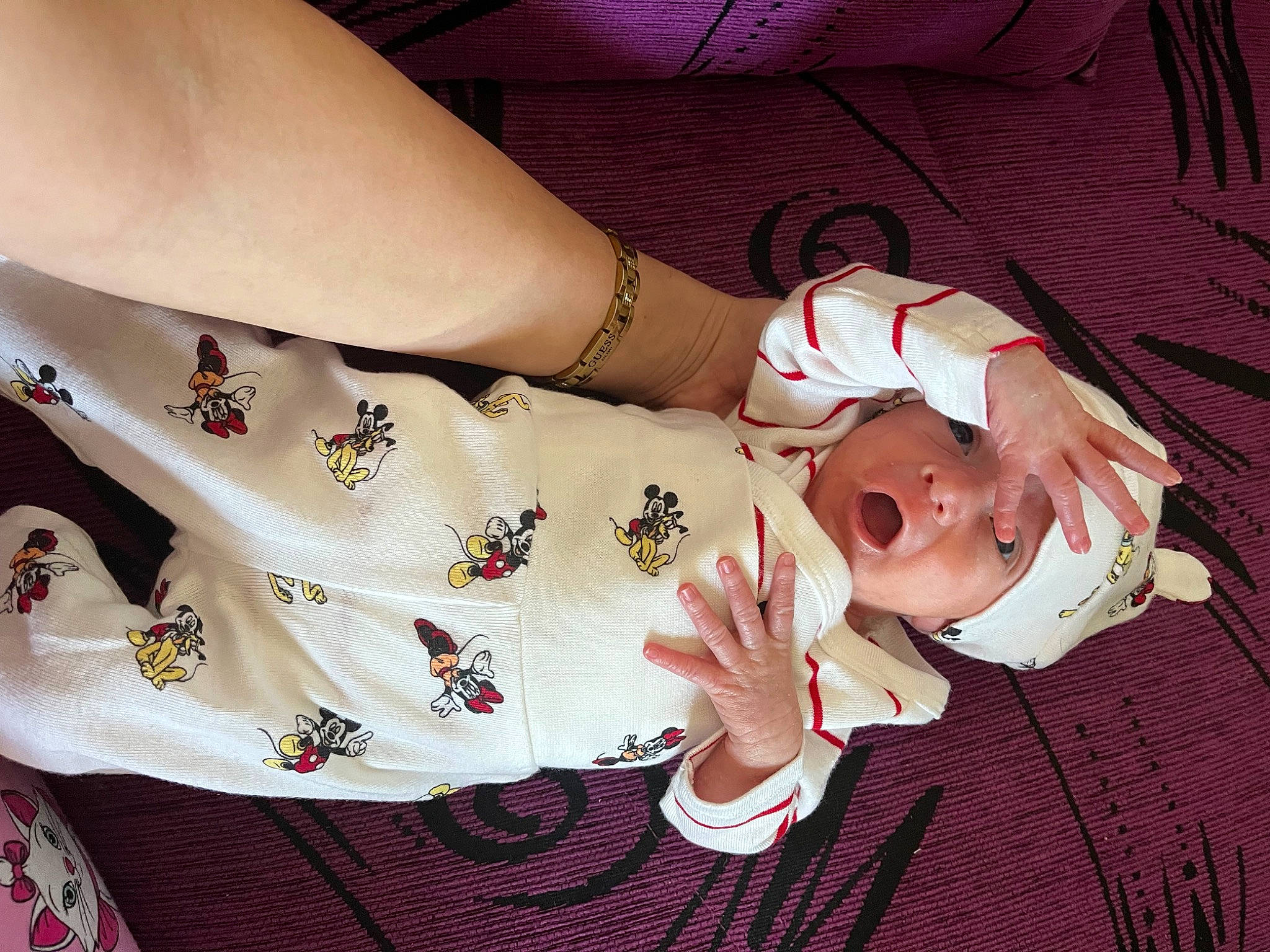 Tiago participe au concours pour gagner de l'argent avec cette photo : carmine, child, elbow, fashion_accessory, fashion_design, finger, foot, gesture, hand, human_leg, jewellery, knee, nail, pattern, person, sleeve, thigh, thumb, trunk, waist