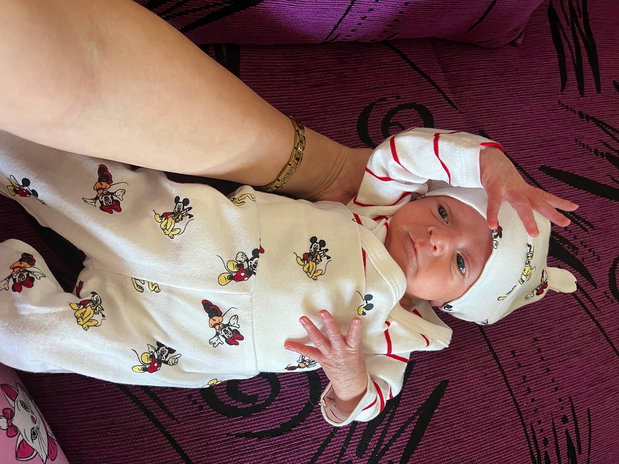 Tiago a rejoint le concours — aidez-le/la à gagner de superbes lots ! baby, baby_toddler_clothing, child, dress, finger, gesture, hand, headwear, human_body, human_leg, knee, leg, nail, pattern, person, skin, sleeve, textile, thigh, thumb