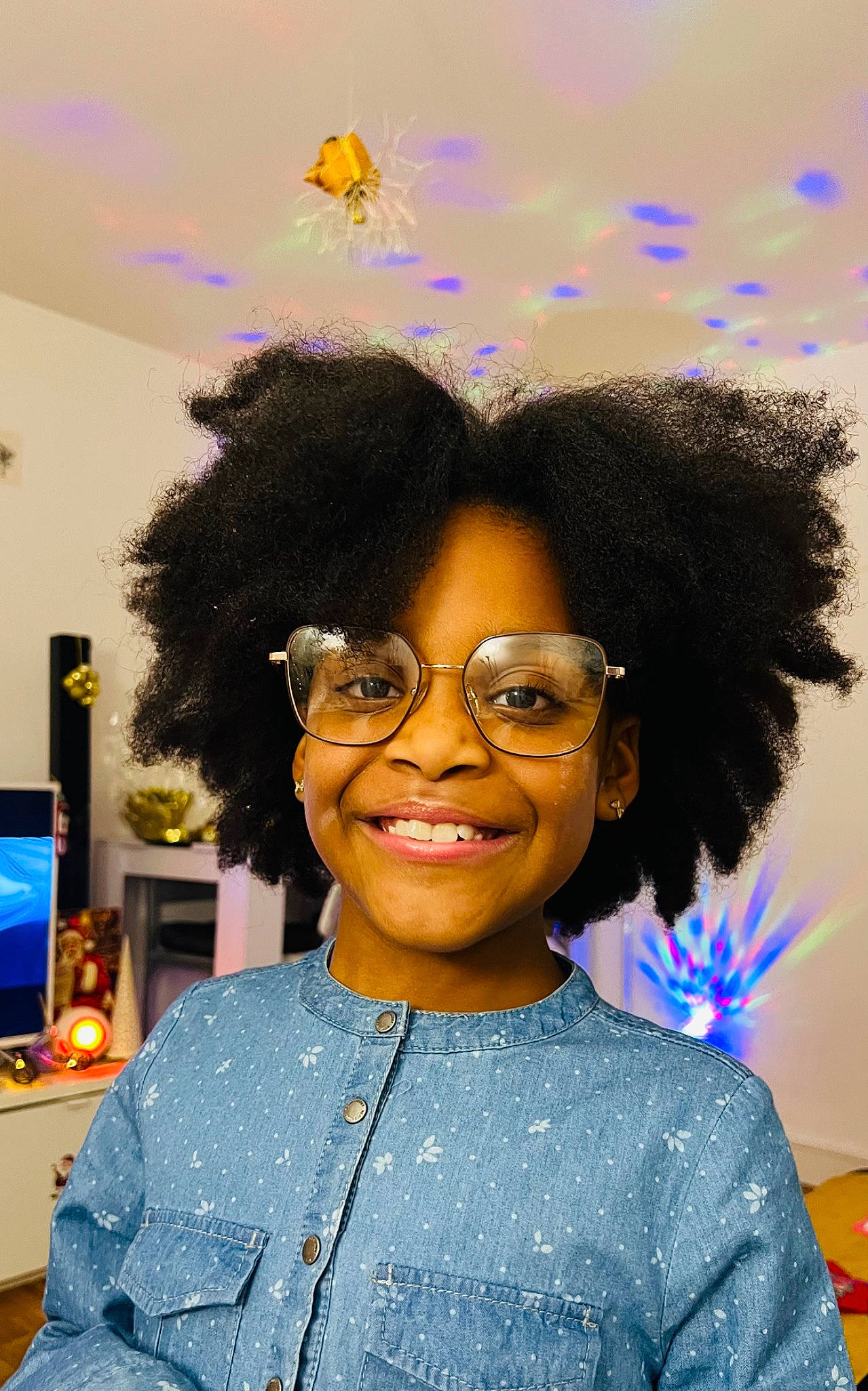 Maïlys a rejoint le concours — aidez-le/la à gagner de superbes lots ! afro, beauty, black, black_hair, cool, electric_blue, eyewear, fashion, fashion_design, fun, happy, head, jheri_curl, joy, lipstick, people, person, purple, smile, vision_care