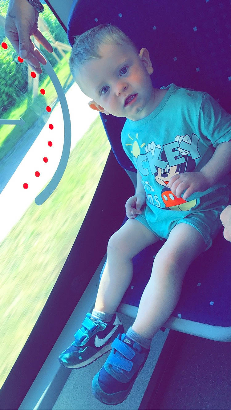 Ethan a rejoint le concours — aidez-le/la à gagner de superbes lots ! baby_toddler_clothing, child, cool, facial_expression, flash_photography, fun, grass, hairstyle, happy, knee, leisure, people, person, red, shorts, sneakers, standing, t_shirt, thigh, toddler