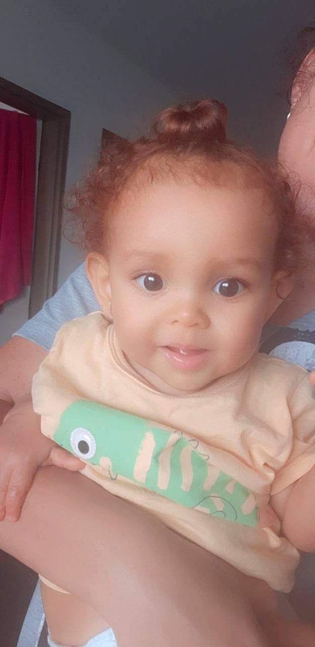 Ziyah a rejoint le concours — aidez-le/la à gagner de superbes lots ! arm, baby, baby_toddler_clothing, cheek, chin, curtain, eyebrow, eyelash, finger, forehead, hair, hairstyle, hand, happy, iris, lip, mouth, nose, person, skin