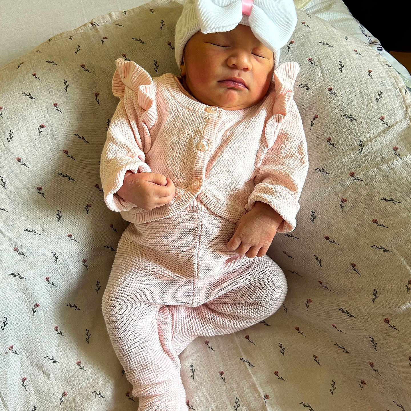 Jenalya a rejoint le concours — aidez-le/la à gagner de superbes lots ! baby, blanket, bow, child, cozy, cute, floral_pattern, hat, indoors, infant, knitted_clothing, lying_down, newborn, peaceful, pink_outfit, portrait, resting, sleeping, small_hands, soft_texture