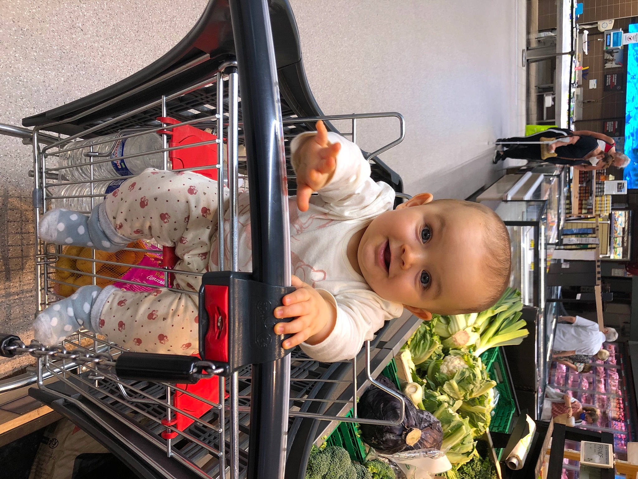 Léonie a rejoint le concours — aidez-le/la à gagner de superbes lots ! baby, baby_products, baby_safety, baby_toddler_clothing, child, city, customer, fun, joy, machine, metal, person, product, retail, room, service, shelf, shelving, smile, t_shirt