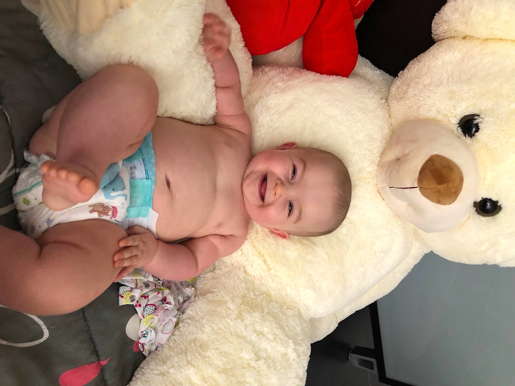 Léonie participe au concours pour gagner de l'argent avec cette photo : baby, baby_products, baby_sleeping, baby_toddler_clothing, cheek, child, comfort, eyelash, face, hand, happy, head, headgear, human_body, joy, nose, person, pink, skin, smile